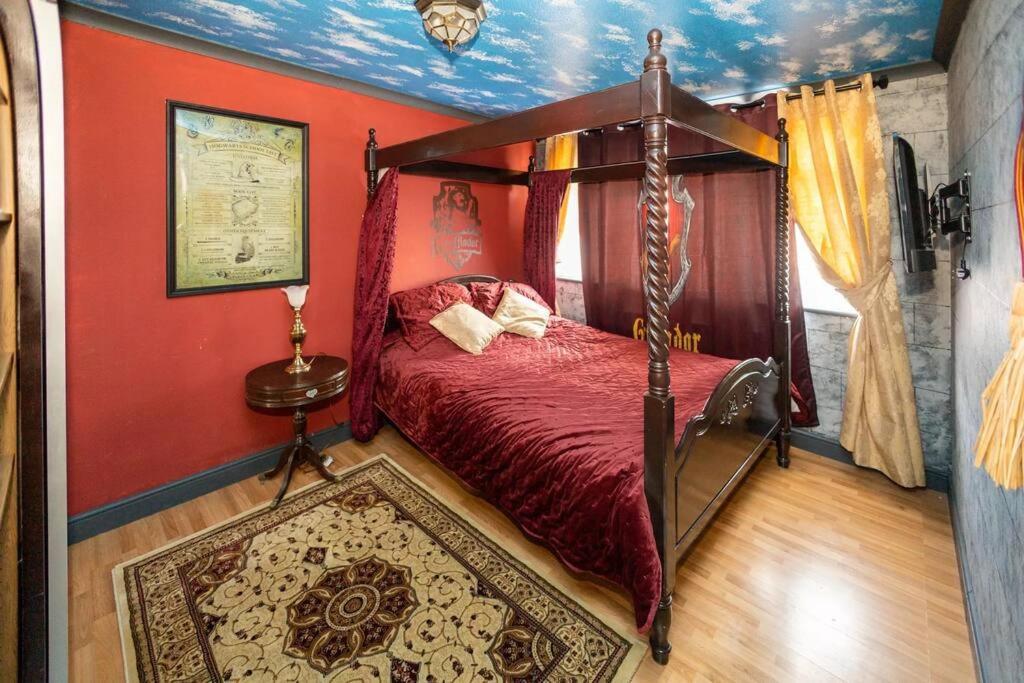 Hogwarts Hideaway Themed Property Уотфорд Экстерьер фото