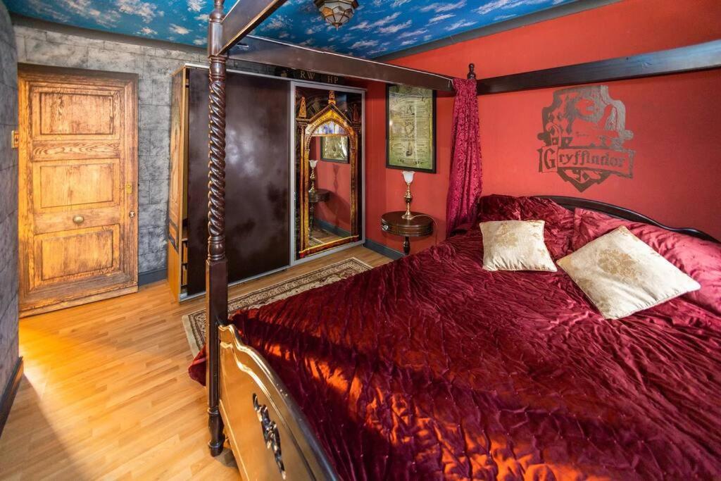 Hogwarts Hideaway Themed Property Уотфорд Экстерьер фото