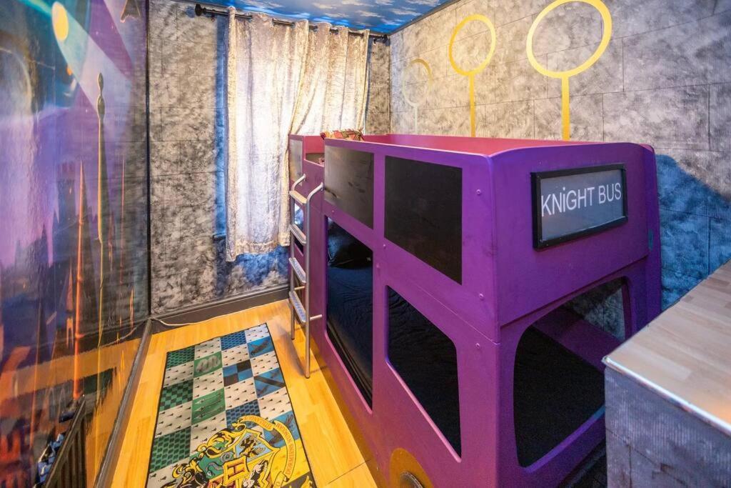 Hogwarts Hideaway Themed Property Уотфорд Экстерьер фото