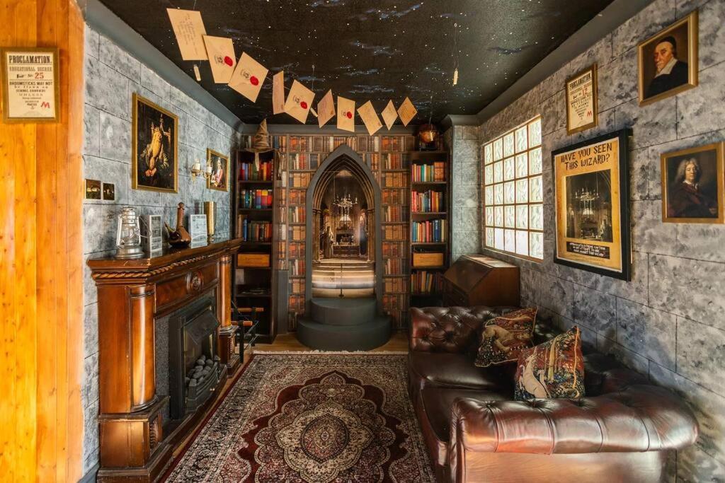 Hogwarts Hideaway Themed Property Уотфорд Экстерьер фото