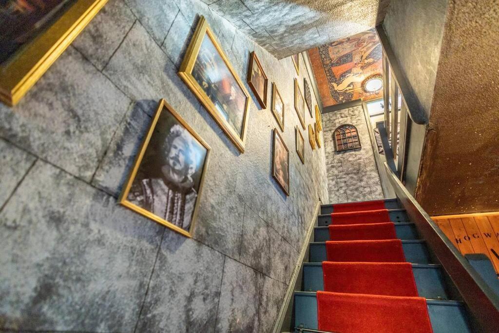Hogwarts Hideaway Themed Property Уотфорд Экстерьер фото