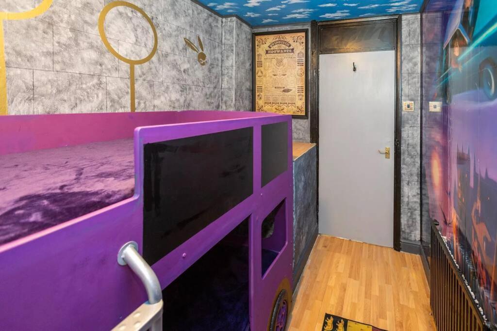Hogwarts Hideaway Themed Property Уотфорд Экстерьер фото