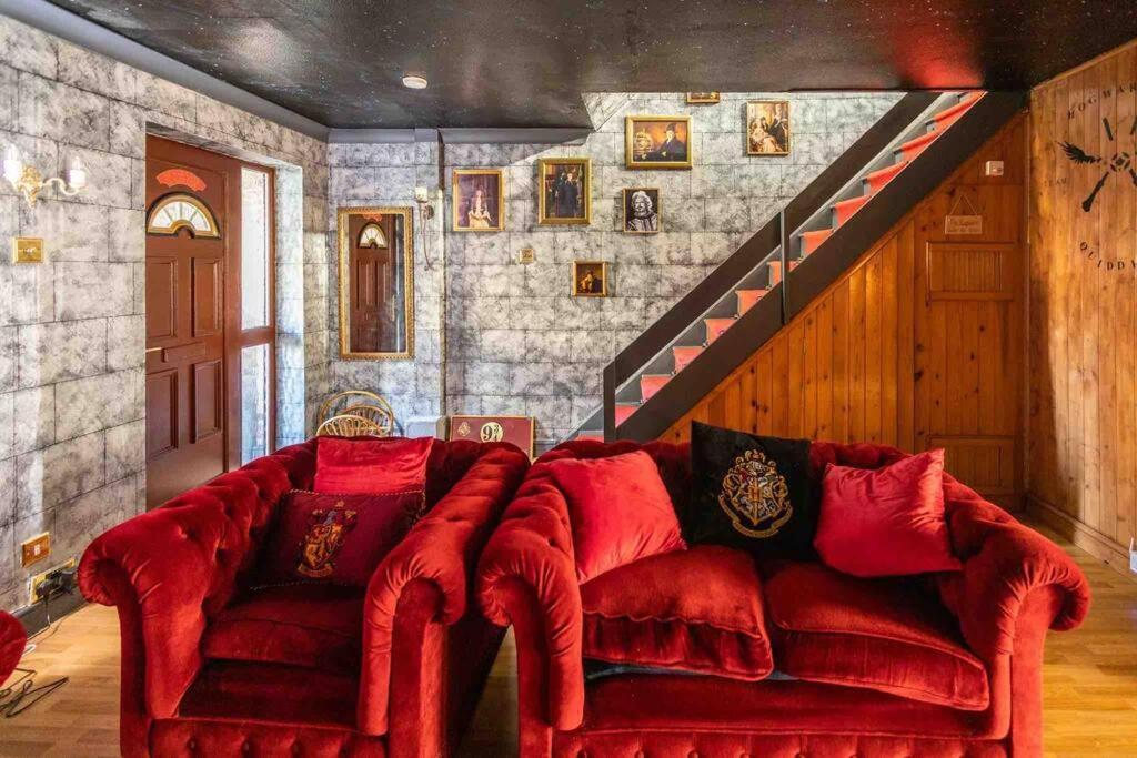 Hogwarts Hideaway Themed Property Уотфорд Экстерьер фото