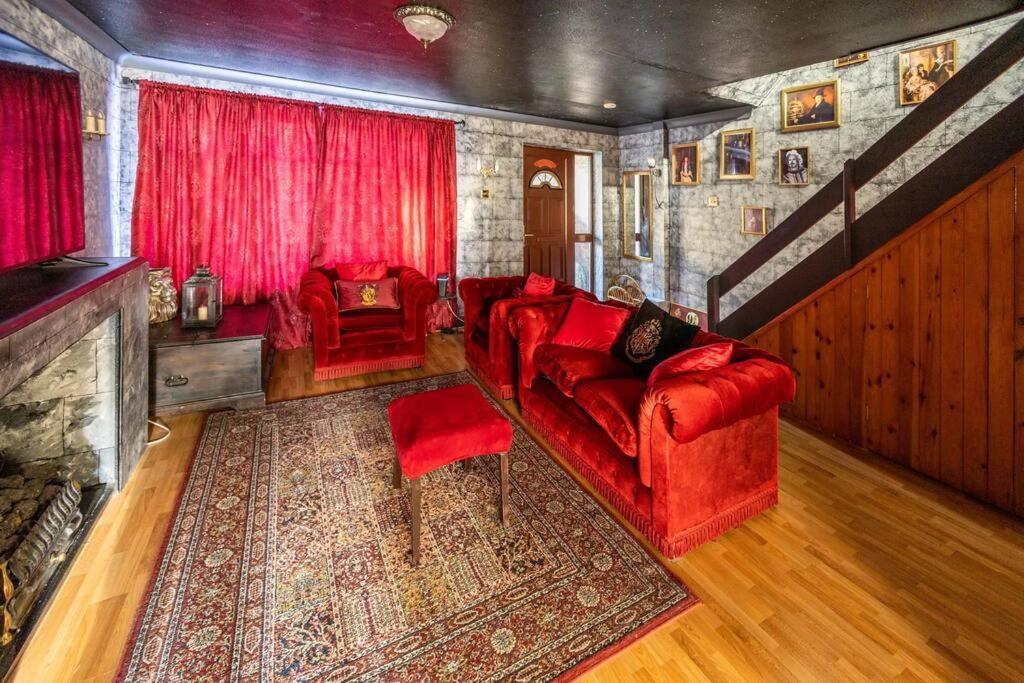 Hogwarts Hideaway Themed Property Уотфорд Экстерьер фото